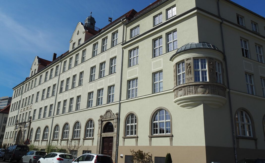 Adventskonzert: Regensburger und katalanische Streichorchester spielen gemeinsam in der Aula des Goethe‑Gymnasiums Adventskonzert: Regensburger und katalanische Streichorchester spielen gemeinsam in der Aula des Goethe‑Gymnasiums