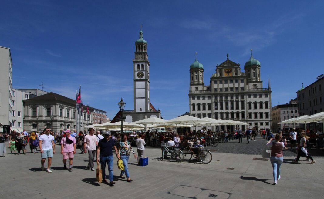Augsburg verkauft Schirme und Decken zugunsten der Sanierung des Perlachturms