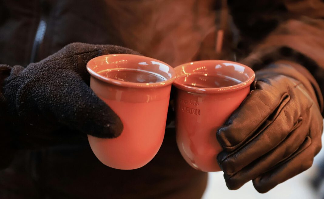 Marine verkauft Glühwein in Ingolstadt zugunsten lokaler Hilfsaktionen Marine verkauft Glühwein in Ingolstadt zugunsten lokaler Hilfsaktionen