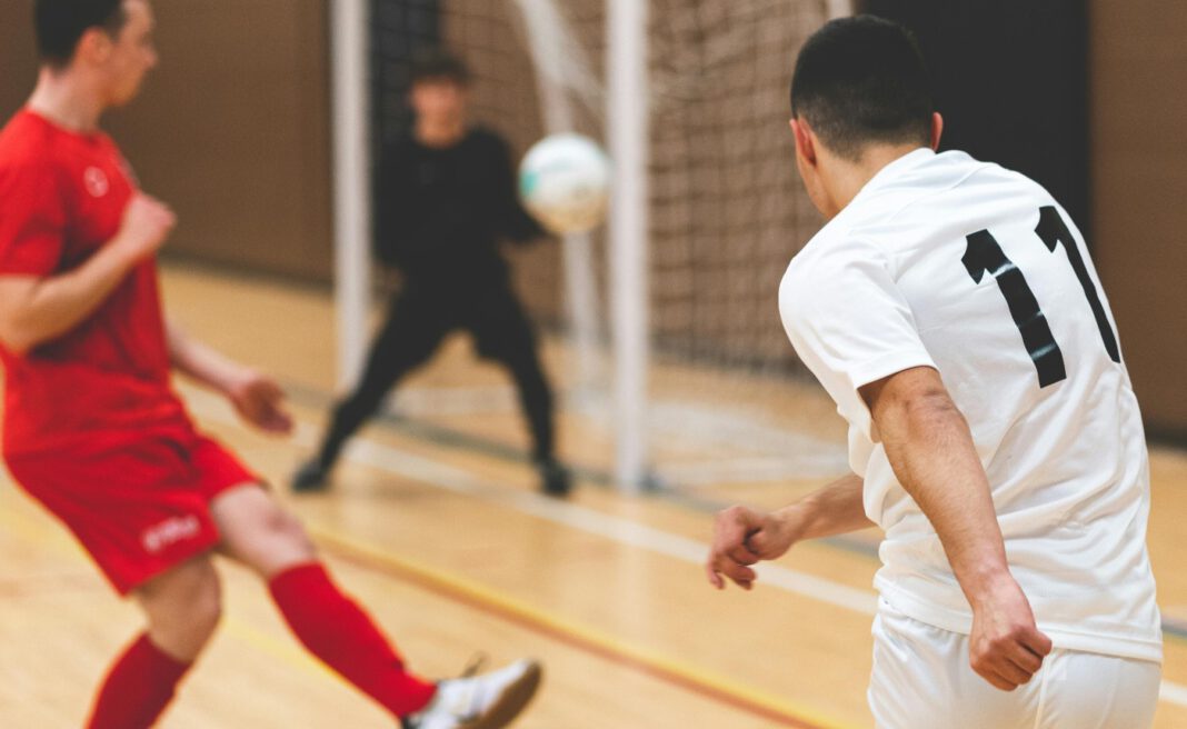 Sechzehn Teams treten in Regensburg um den Hallenfußball-Stadtmeistertitel an