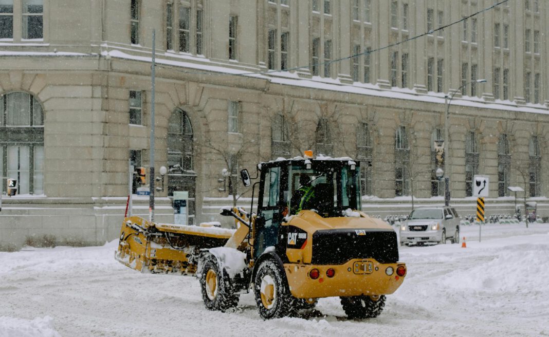 Starker Schneefall verzögert Müllabfuhr in Augsburg: Winterdienst priorisiert Hauptstraßen